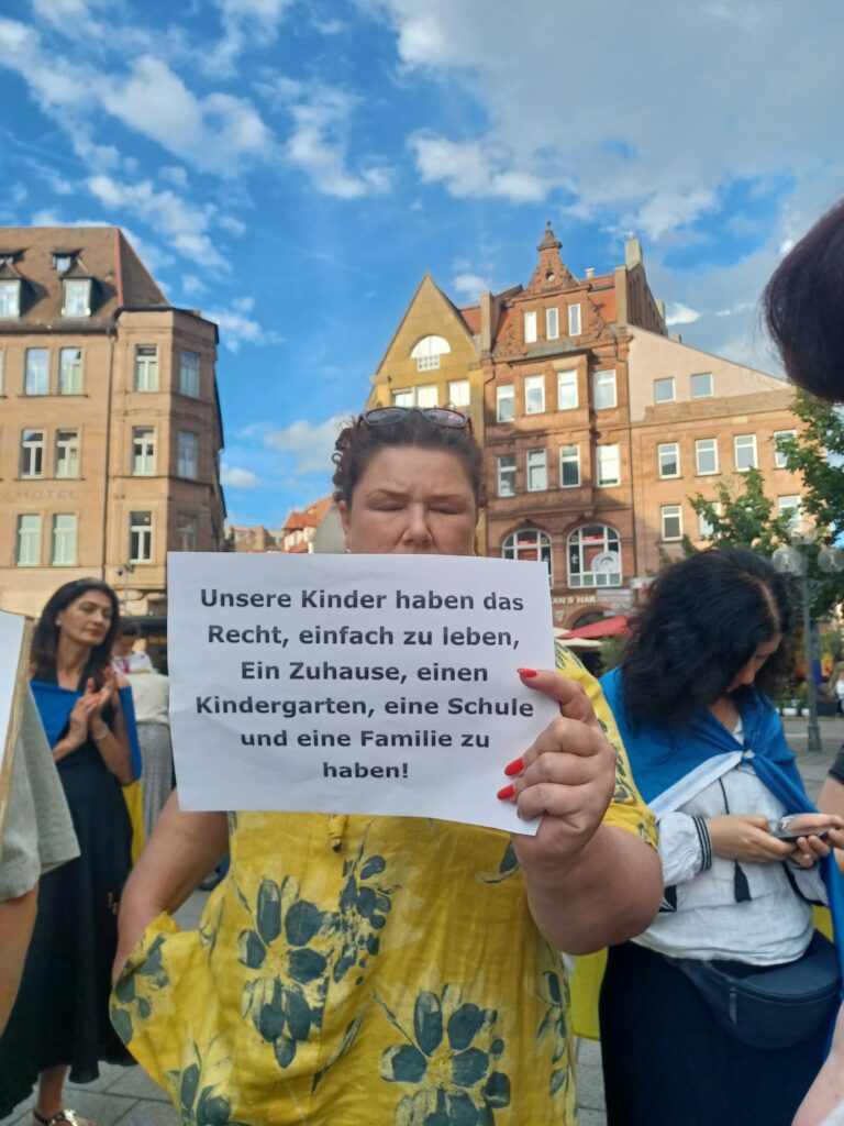 1000058521-768x1024 Gemeinsam gegen russischen Terror: Demonstration in Nürnberg