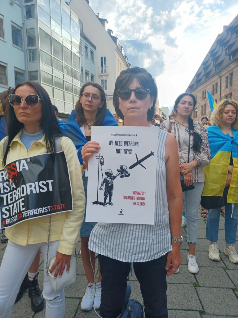 1000058565-768x1024 Gemeinsam gegen russischen Terror: Demonstration in Nürnberg