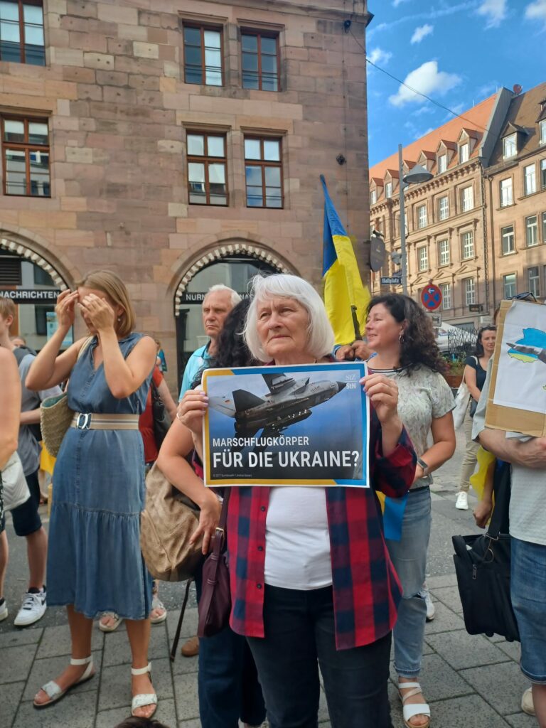 1000058580-768x1024 Gemeinsam gegen russischen Terror: Demonstration in Nürnberg