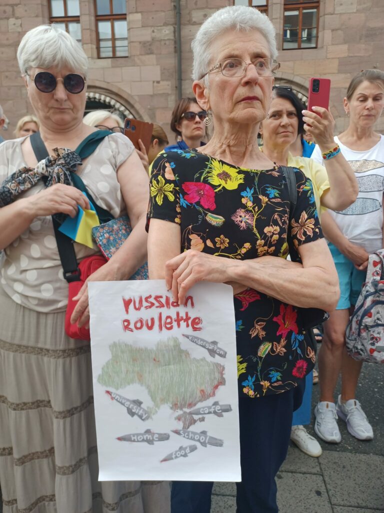 1000058592-768x1024 Gemeinsam gegen russischen Terror: Demonstration in Nürnberg