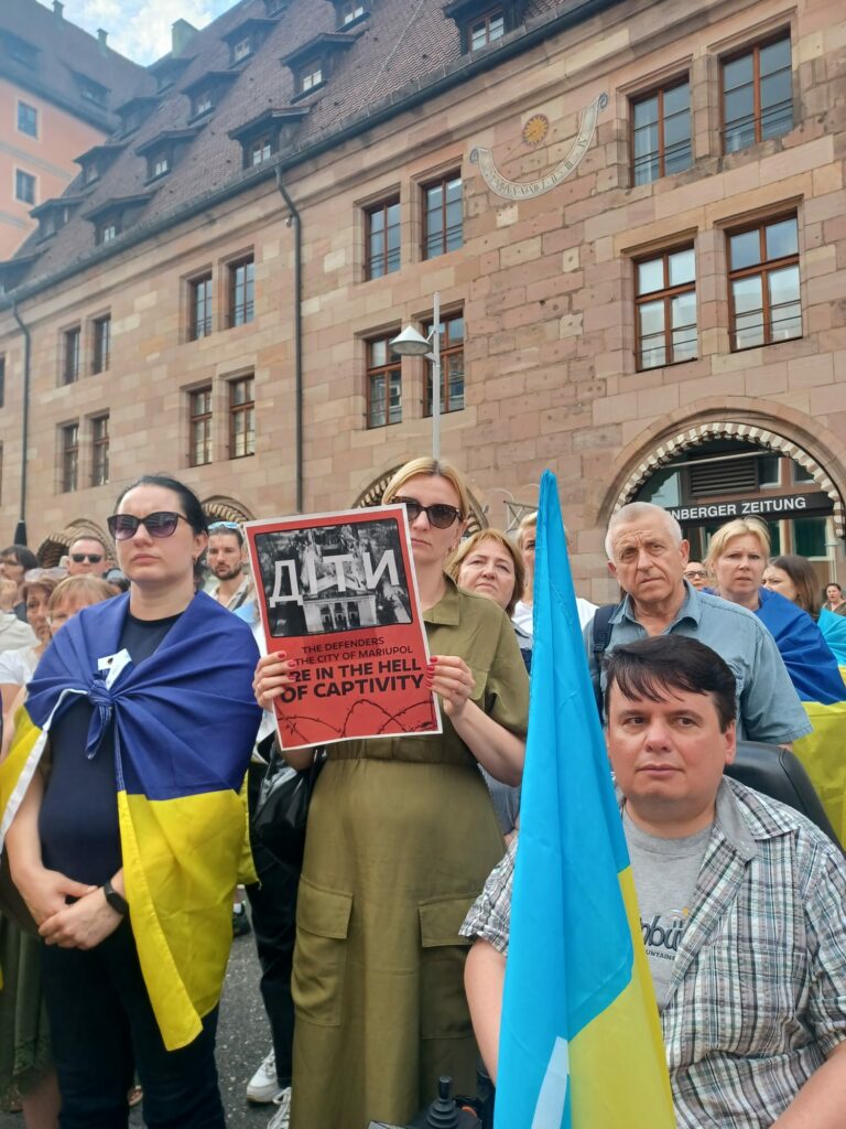 1000058595-768x1024 Gemeinsam gegen russischen Terror: Demonstration in Nürnberg