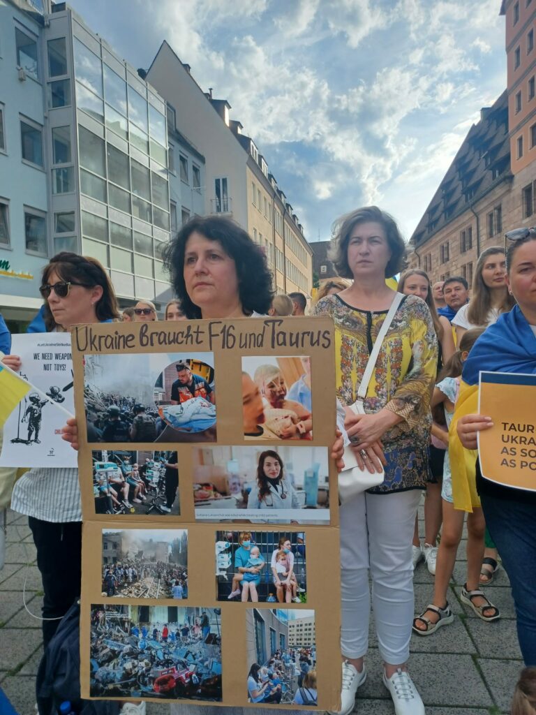 1000058604-768x1024 Gemeinsam gegen russischen Terror: Demonstration in Nürnberg