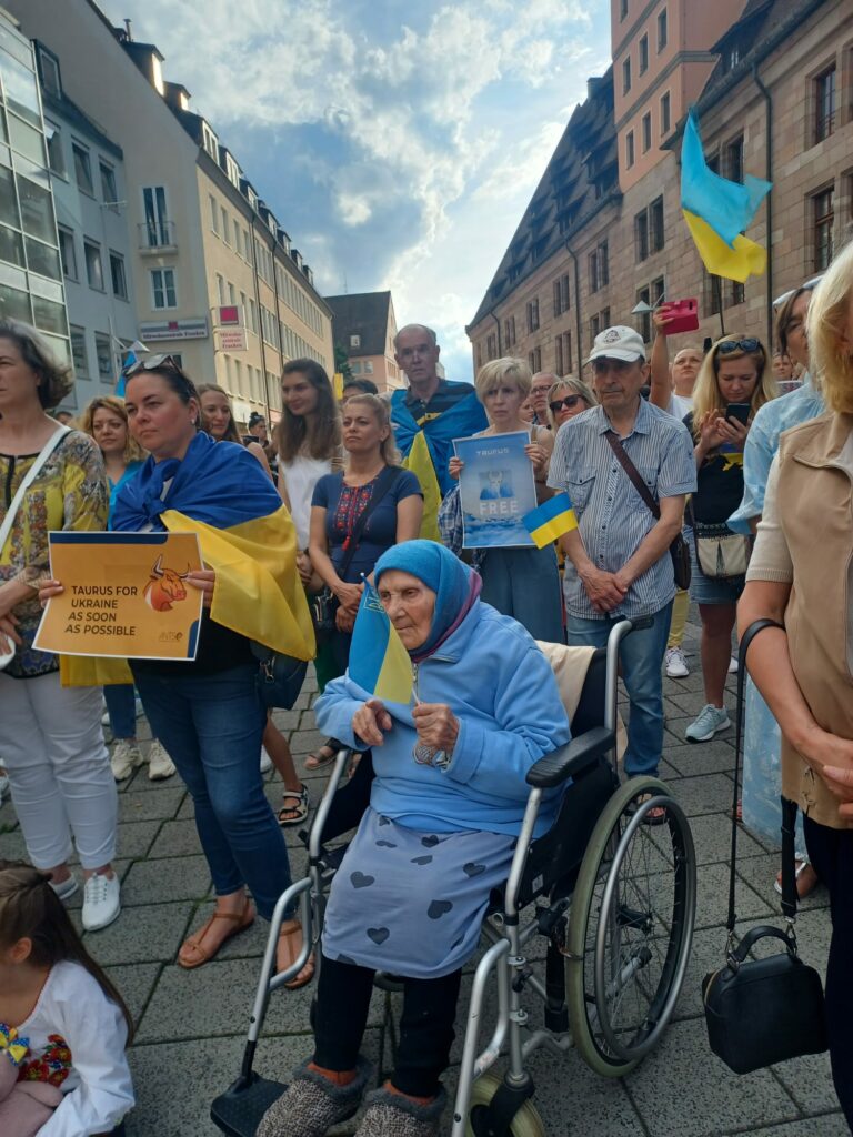 1000058607-768x1024 Gemeinsam gegen russischen Terror: Demonstration in Nürnberg