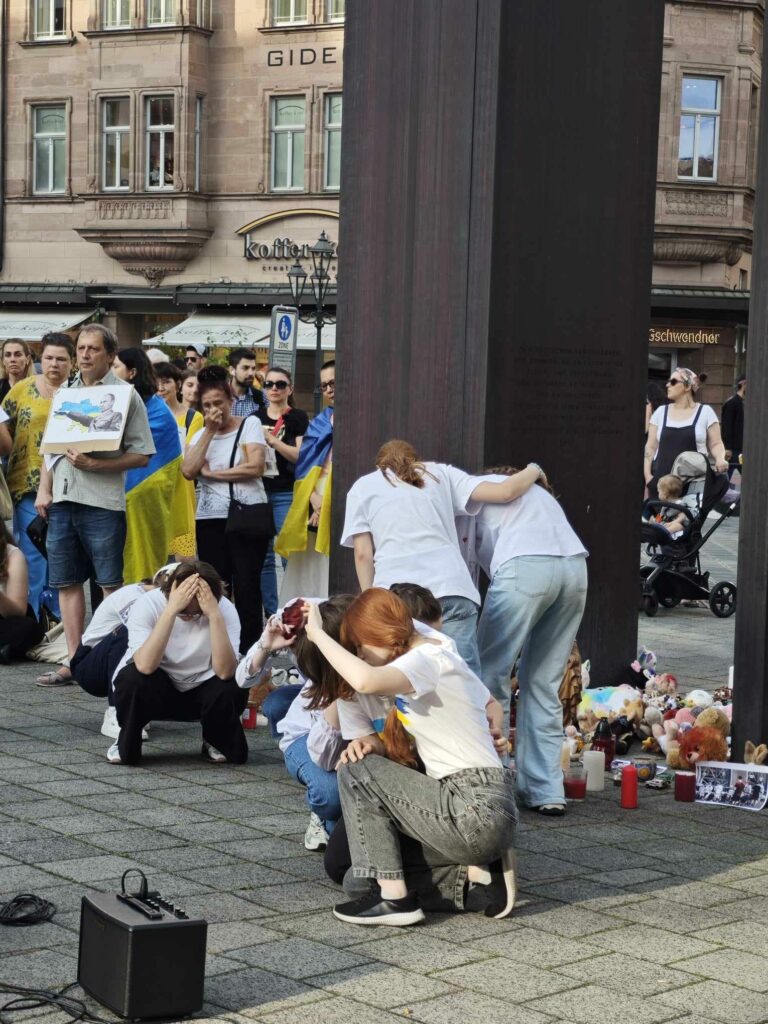 1000058631-768x1024 Gemeinsam gegen russischen Terror: Demonstration in Nürnberg