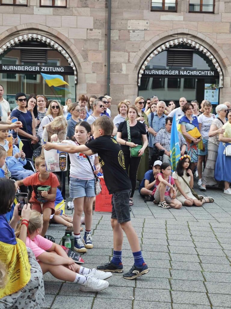 1000058645-768x1024 Gemeinsam gegen russischen Terror: Demonstration in Nürnberg
