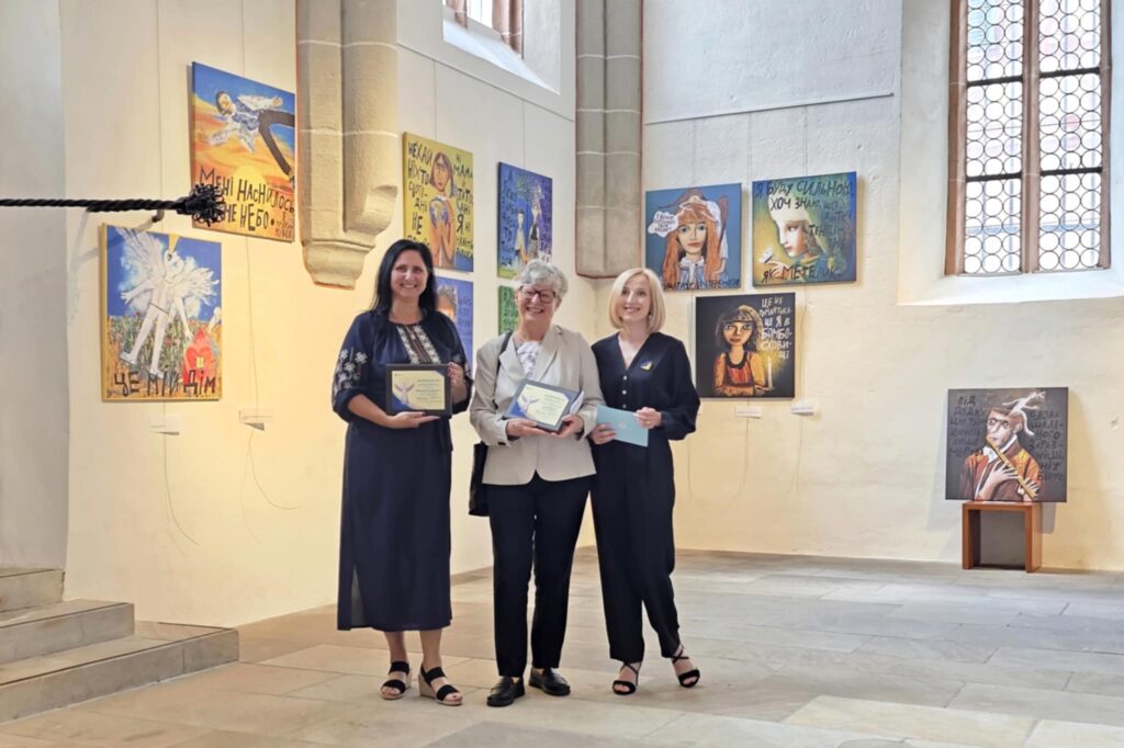 1000104219-1024x682 Ausstellungseröffnung „Was sehe ich?“ – Kinderkunst aus Charkiw